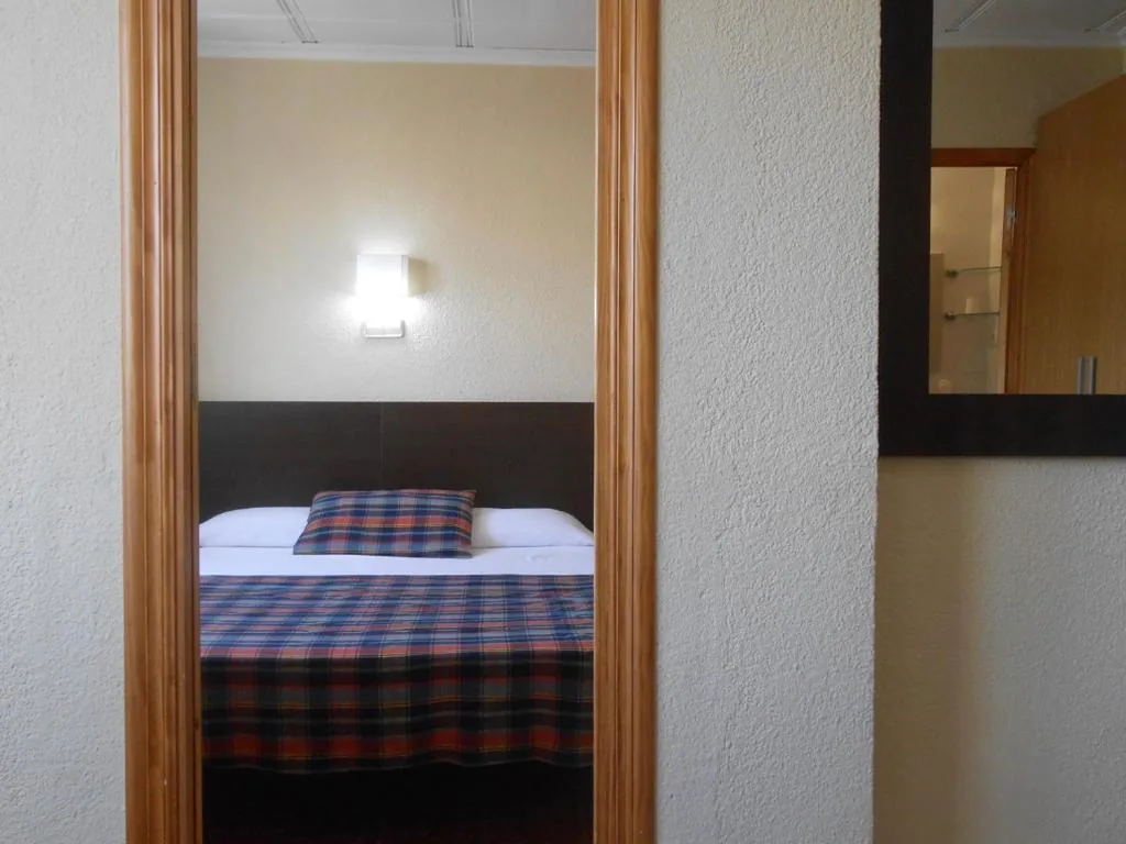 Familienzimmer (4 Erwachsene) — Hostal El Callejón