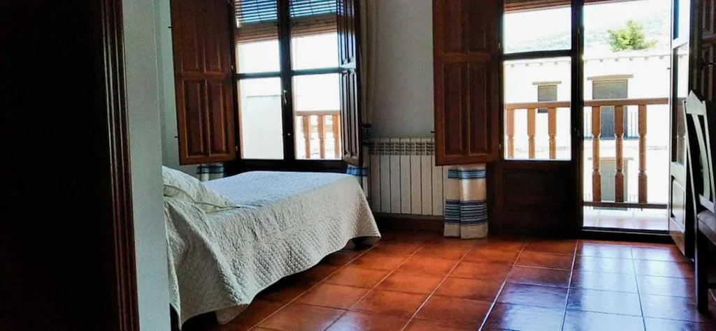 バルコニー付きダブルルーム - シングルベッド2台 — Hostal El Cascapeñas de la Alpujarra