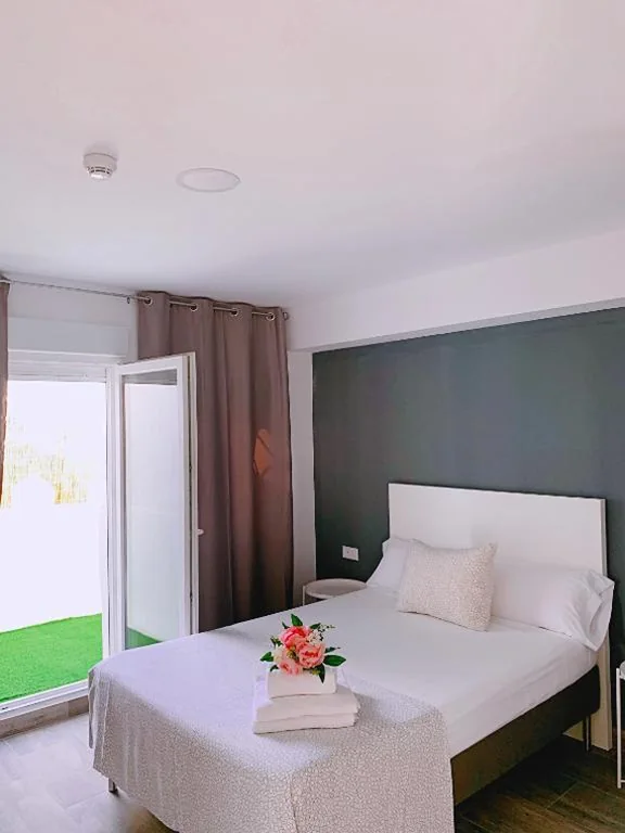 Habitación Doble Deluxe con balcón — Hostal El Castillo Alcala De Guadaira