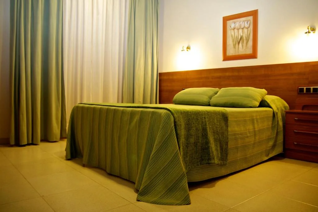 バルコニー付きトリプルルーム — Hostal El Catalán