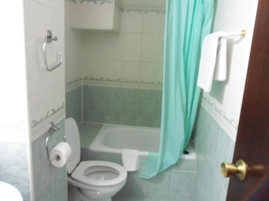 Triple Room with Bathroom — Hostal El Descanso