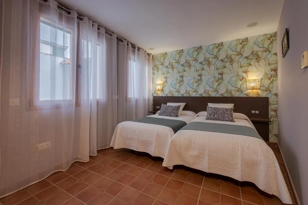 Barrierefreies Doppelzimmer mit 2 Betten — Hostal EL GRIEL NO DISPONEMOS DE RECEPCIÓN FÍSICA