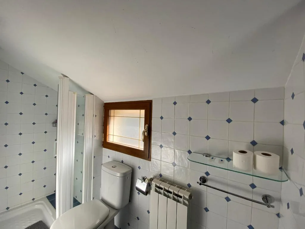 Camera familiare con bagno — Hostal El Horno