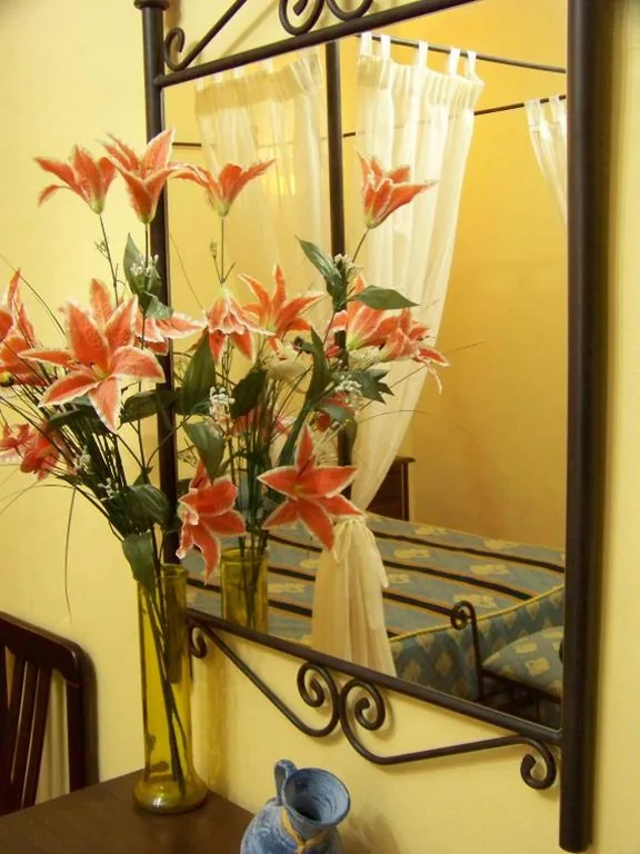 Habitación Doble con cama supletoria - 1 o 2 camas (3 adultos) — Hostal El Lirio