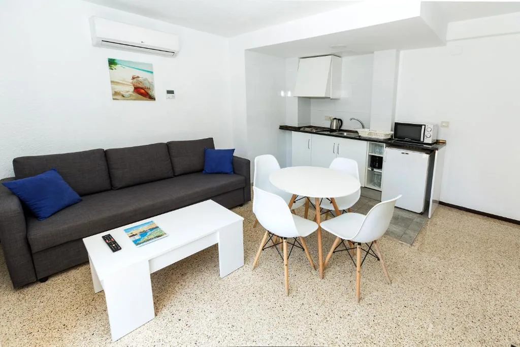 Apartamento de 1 dormitorio con balcón — Hostal El Mercat
