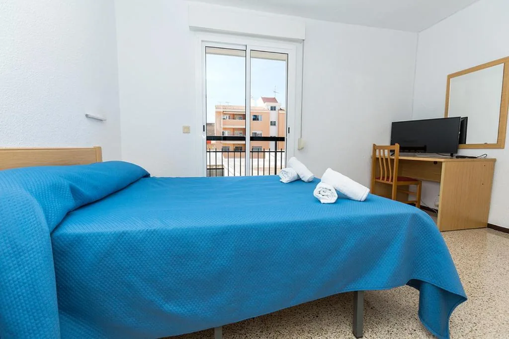Habitación Doble con cama doble y terraza — Hostal El Mercat