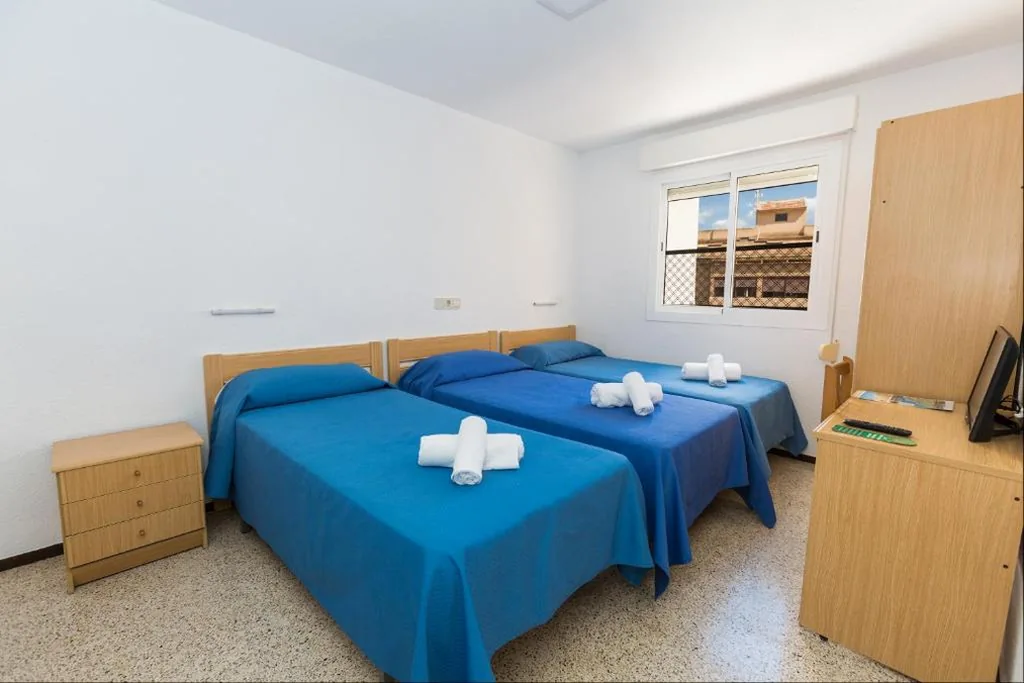 Habitación Triple sin terraza — Hostal El Mercat