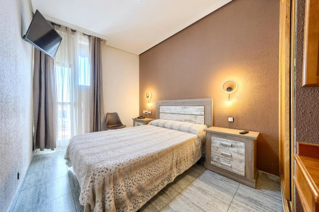 Camera matrimoniale con balcone — Hostal El Molino