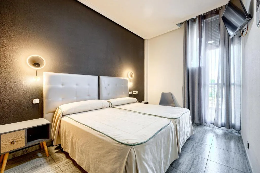 Camera matrimoniale con balcone — Hostal El Molino