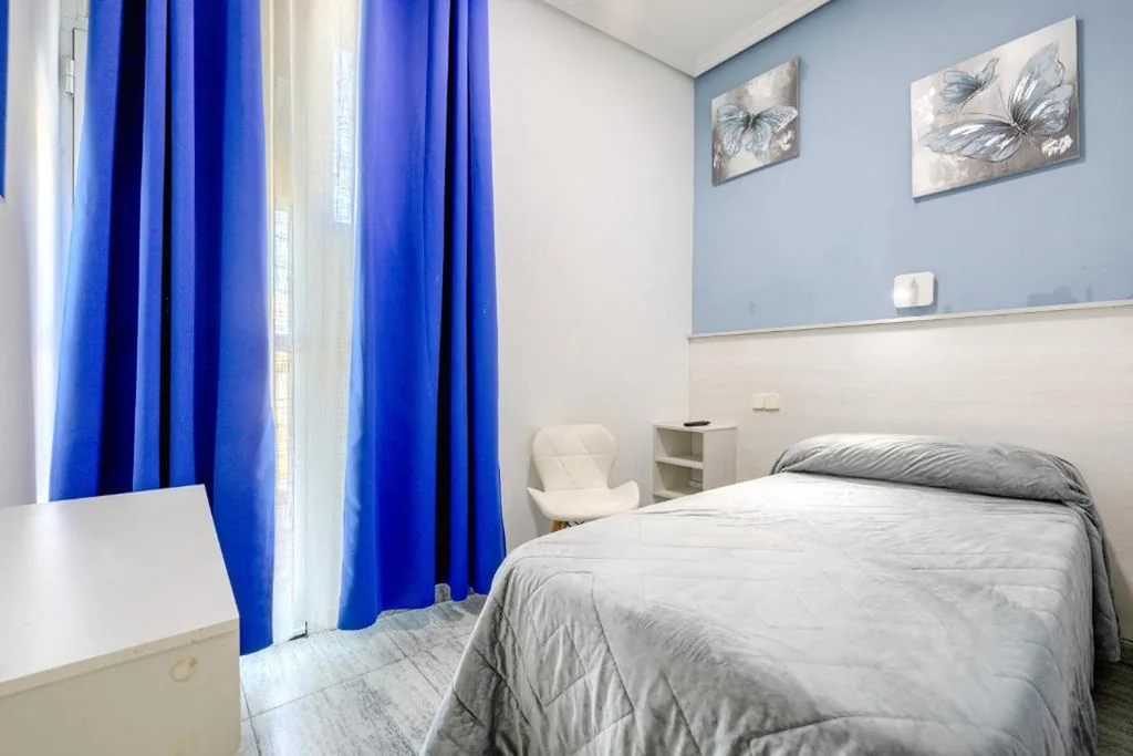 Camera singola con balcone — Hostal El Molino