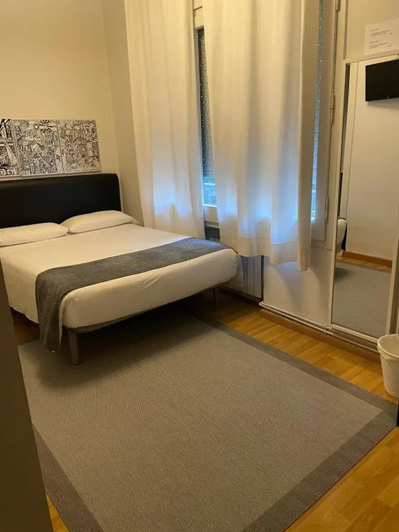 Camera doppia con bagno privato — Hostal El Ninot