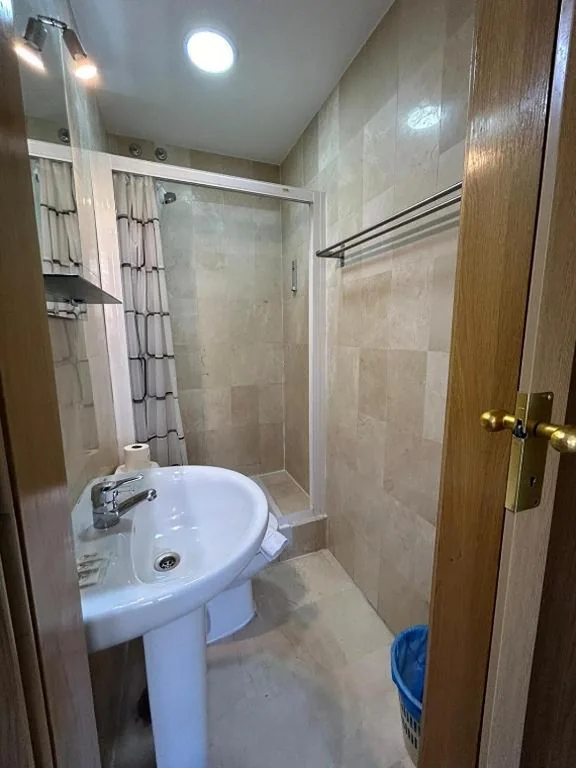 Habitación Individual con baño privado — Hostal El Olivo