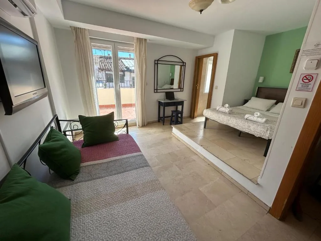 Habitación Triple con terraza — Hostal El Olivo