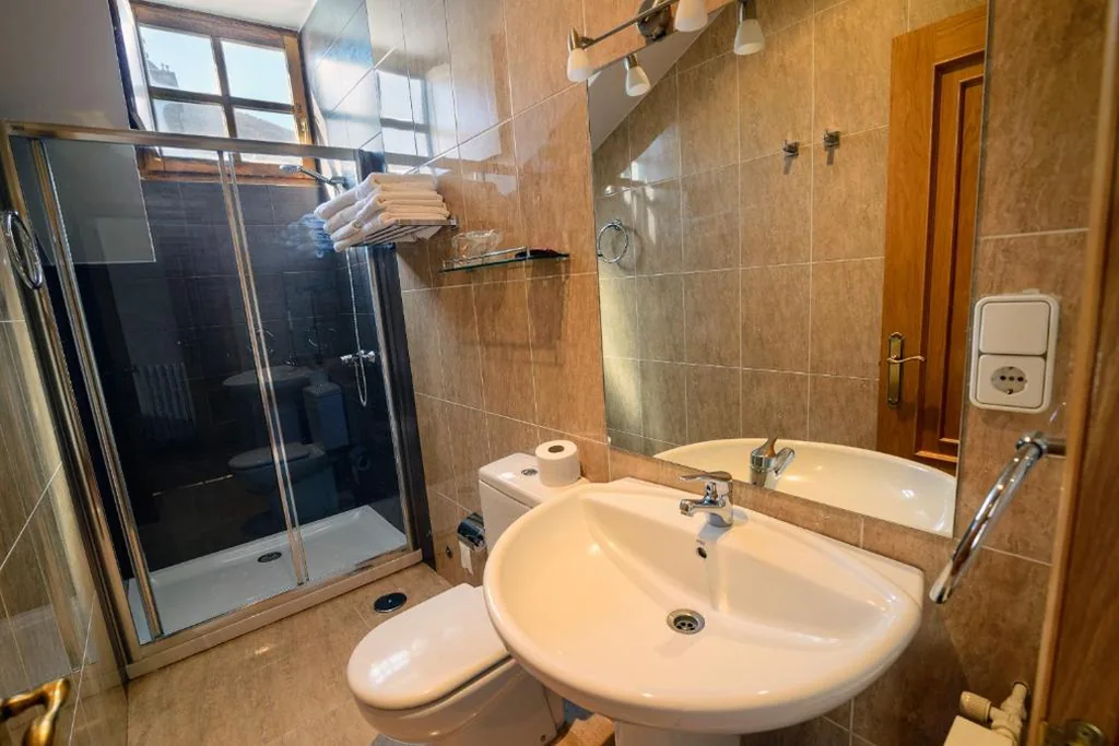 Familienzimmer mit Bad — Hostal El Palacio
