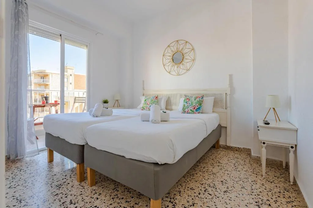 Quarto Duplo Standard com varanda - 1 ou 2 camas — Hostal El Perelló, Valencia