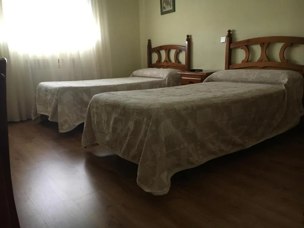 Chambre Double - 2 lits — Hostal El Pinar