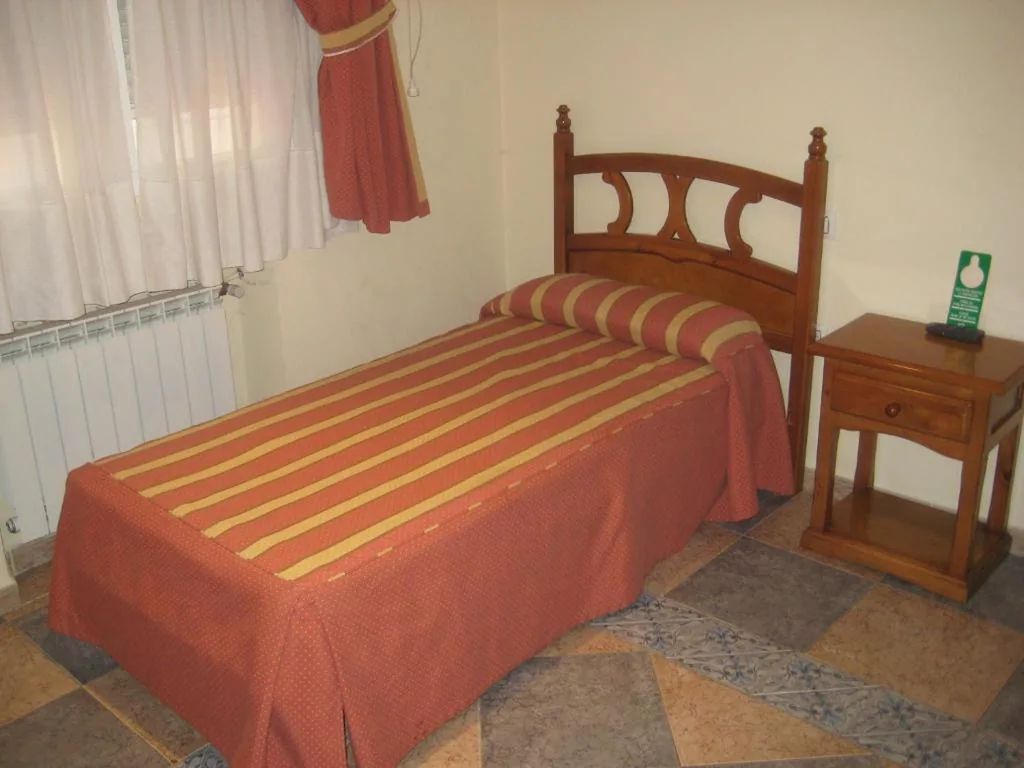 Chambre Individuelle — Hostal El Pinar