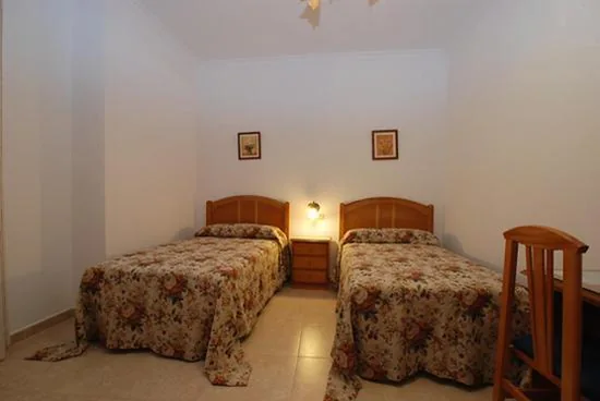 Doppelzimmer mit 2 Betten — Hostal el Puente