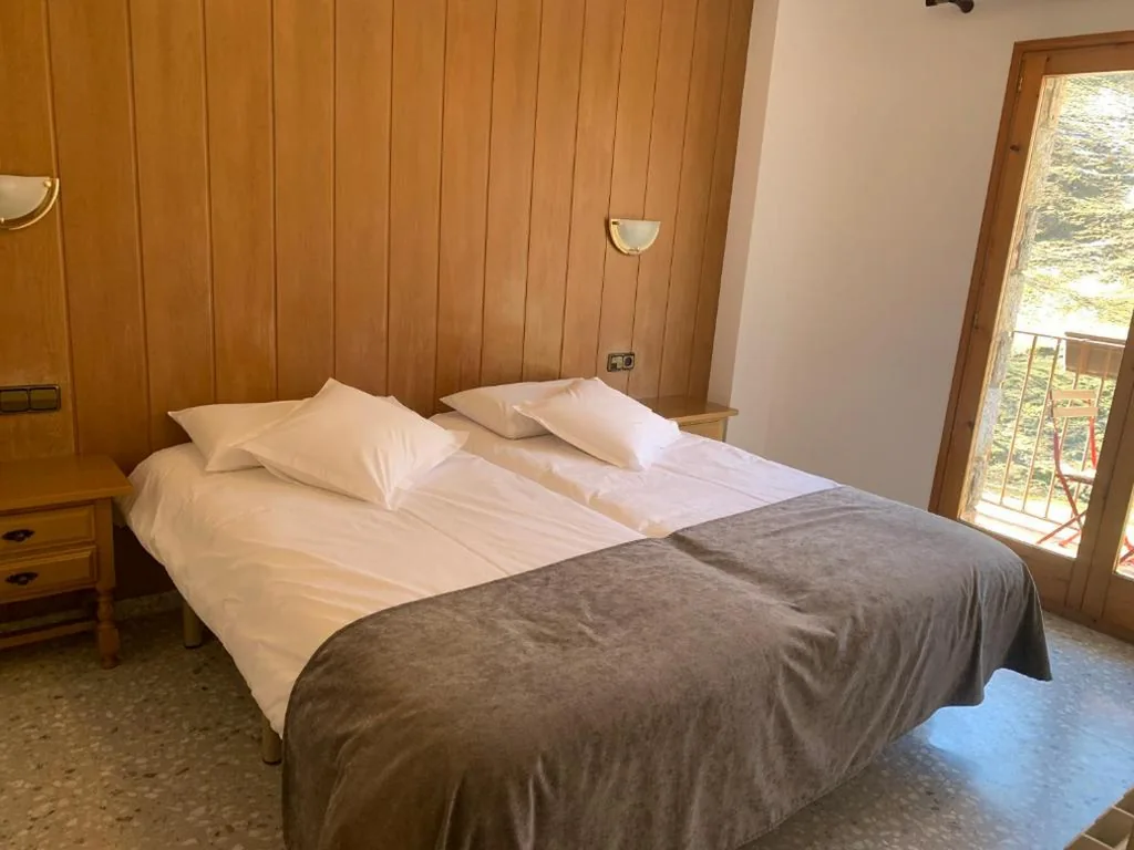 Quarto Duplo com Varanda - 2 camas — Hostal El Quintà