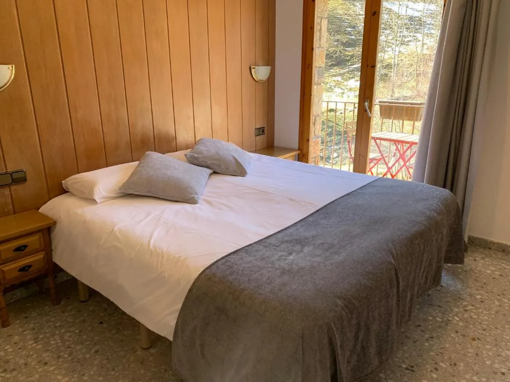 Quarto Duplo com Varanda — Hostal El Quintà