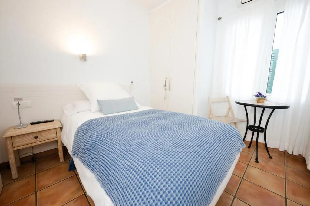 Habitación Individual con baño privado — Hostal el Ranxo