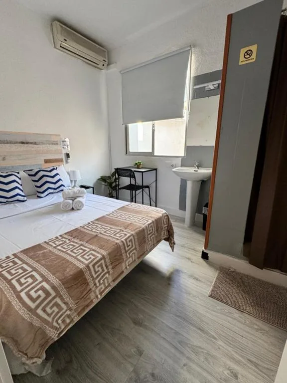 Habitación Doble con baño compartido — Hostal El Torero