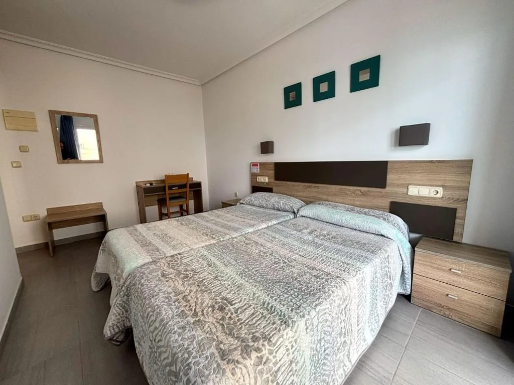 Habitación Doble Estándar - 2 camas — Hostal El Trovador