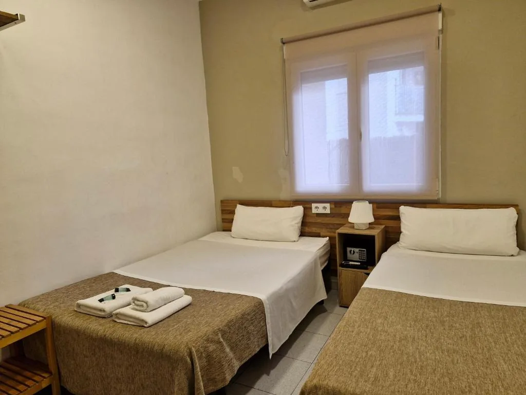 Camera doppia con bagno in comune - 2 letti — Hostal Elkano