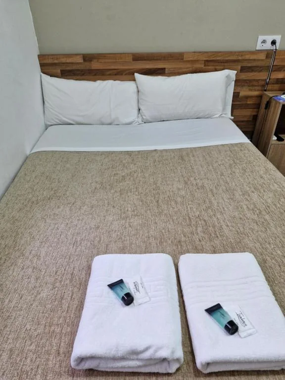 Camera doppia con bagno in comune — Hostal Elkano