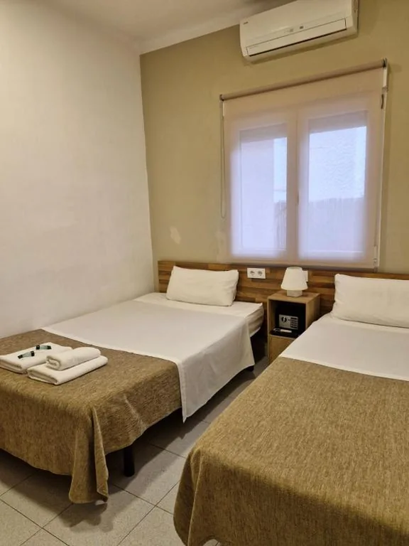 Camera doppia con bagno privato - 2 letti — Hostal Elkano