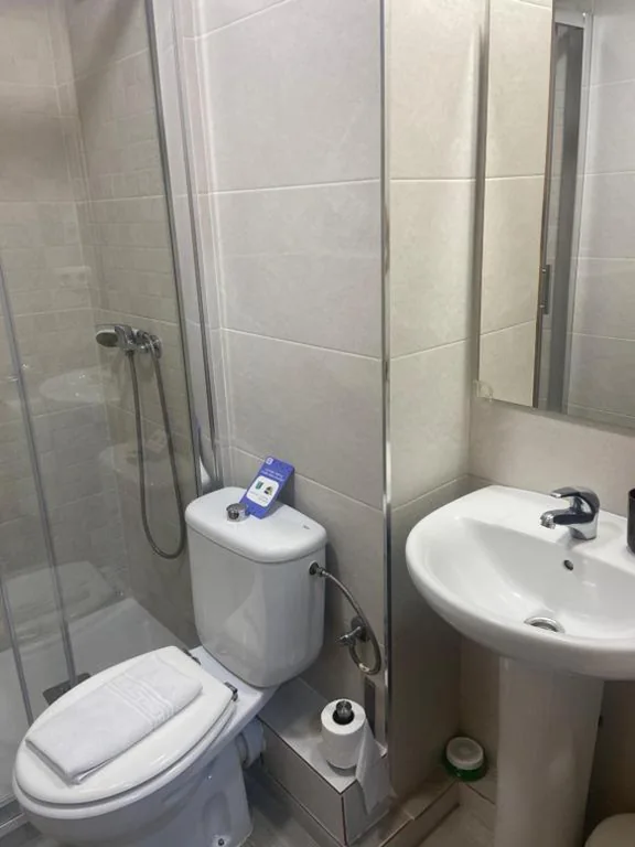 Camera doppia con bagno privato — Hostal Elkano