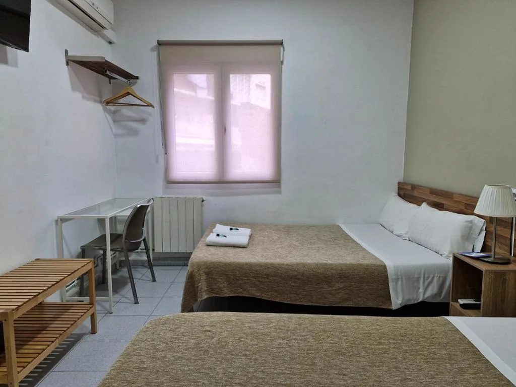 Camera tripla con bagno in comune — Hostal Elkano
