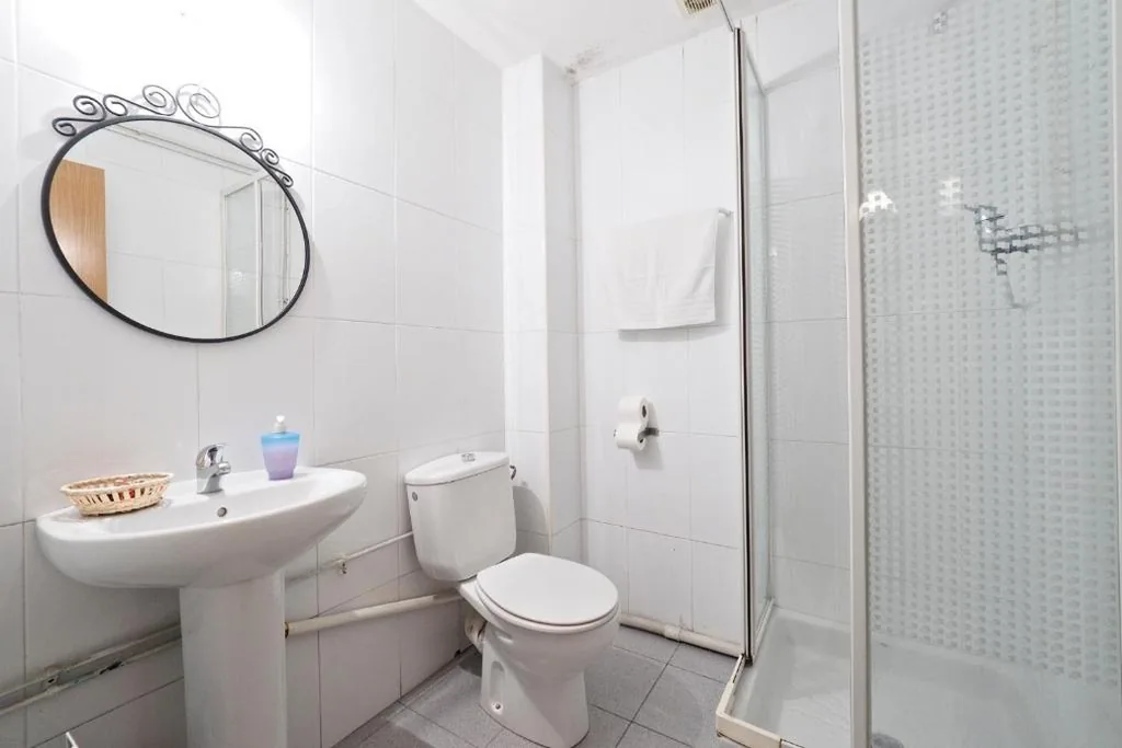 Camera tripla con bagno privato — Hostal Elkano