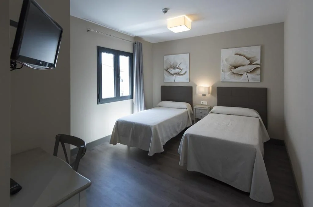 Tweepersoonskamer met 2 bedden — Hostal Emeritae