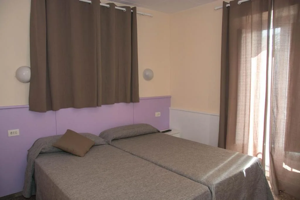 Habitación con cama grande — Hostal Empordà