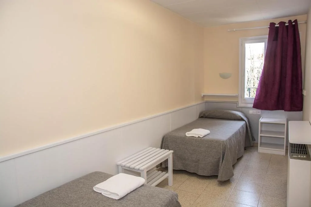Habitación Doble Estándar — Hostal Empordà