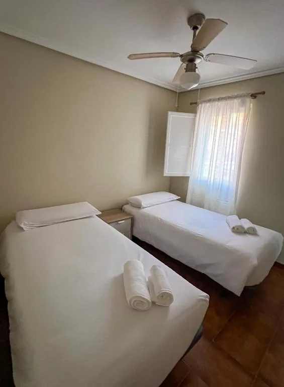 Quarto Duplo - 2 camas — Hostal Entre Puertas