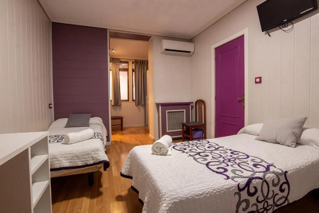 Habitación Triple con baño privado — Hostal Escala Luna Salamanca