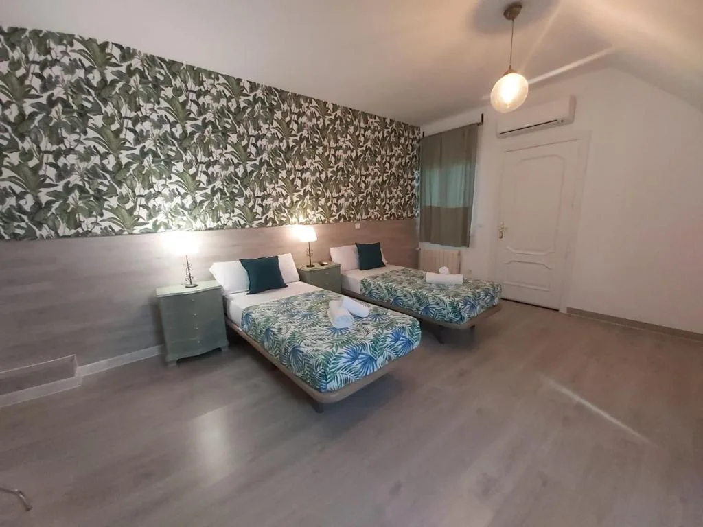 Camera Doppia con 2 letti — Hostal Escala Suites