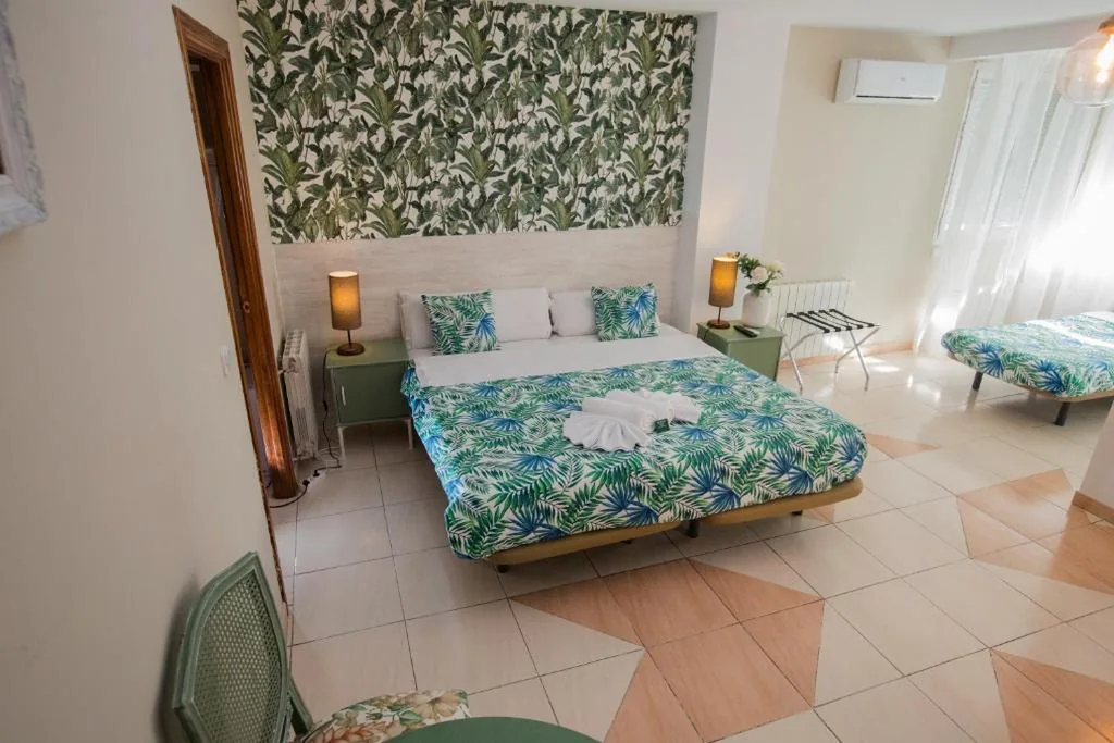 Camera Doppia con vasca — Hostal Escala Suites