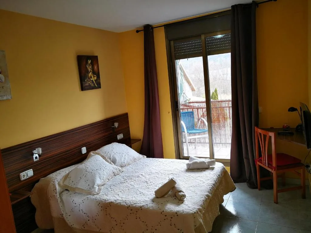 Habitación Doble con balcón — Hostal Escarla