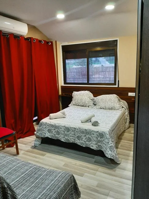 Habitación Doble con terraza — Hostal Escarla