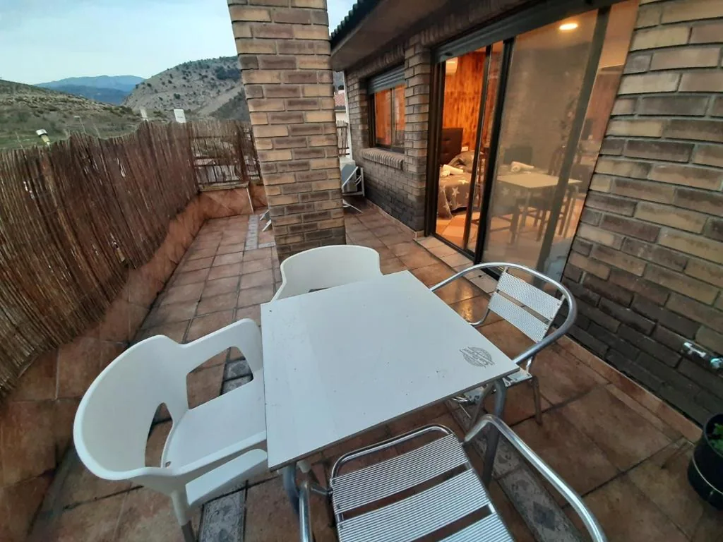 Habitación Triple con terraza — Hostal Escarla