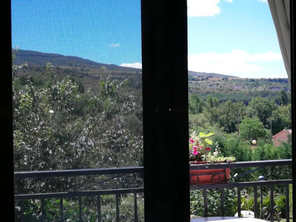 Habitación Triple con vistas a la montaña — Hostal Escarla