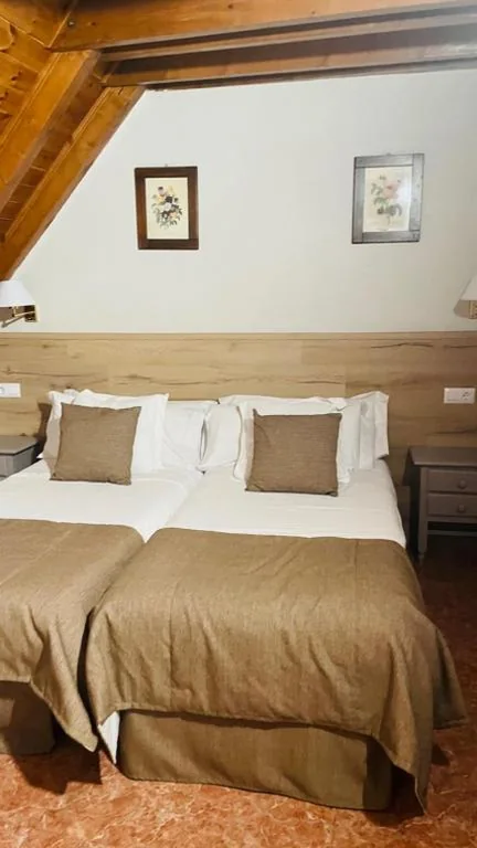 Habitación Doble Estándar - 2 camas — Hostal Escuils