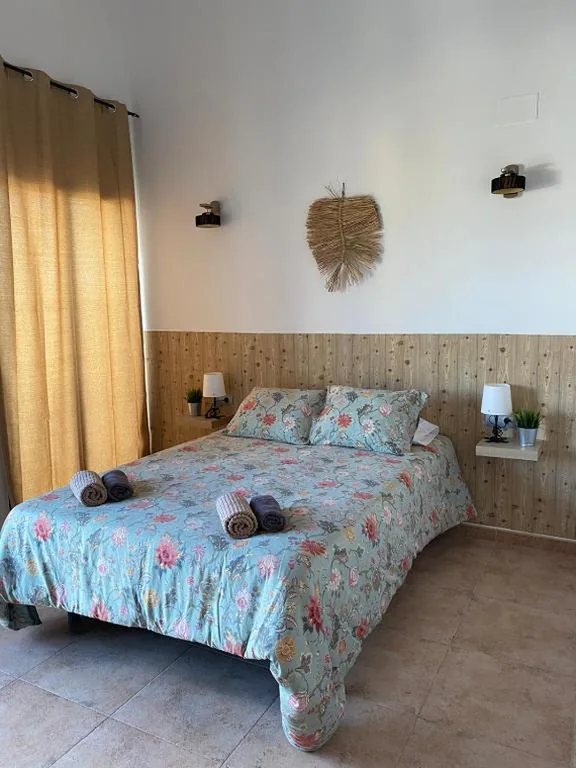 Driepersoonskamer met balkon — Hostal Espai Mediterrani