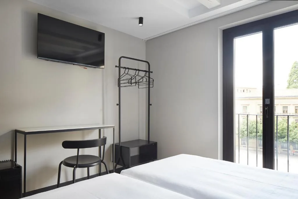 Doppelzimmer mit Aussicht – 2 Betten — Hostal Espoz y Mina