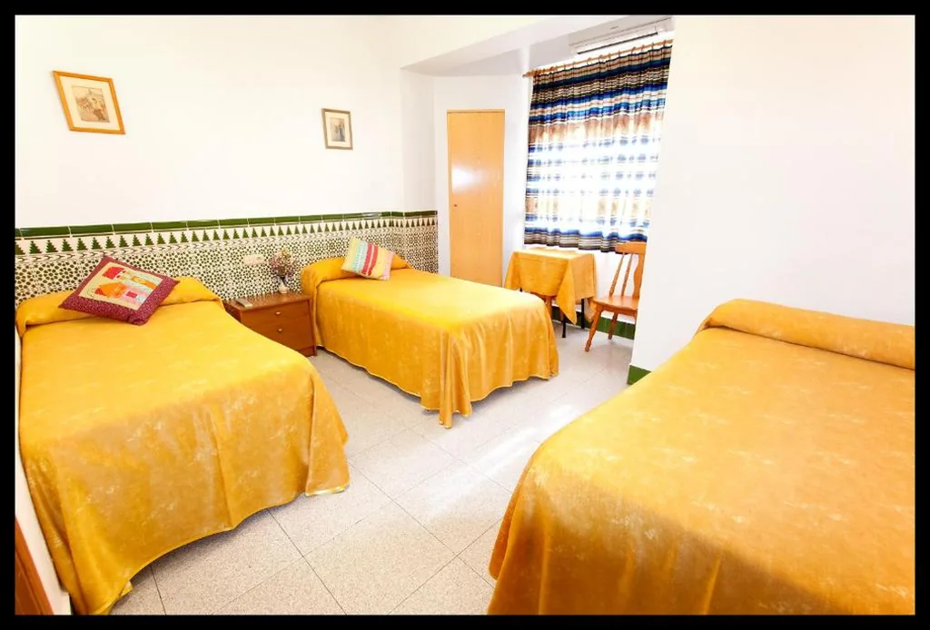 Habitación Triple — Hostal Estación