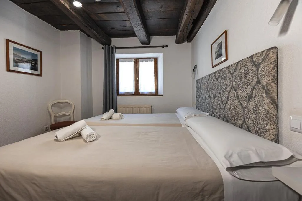 Quarto Duplo - 2 camas de casal — Hostal Etxeberri