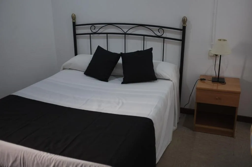 Habitación Doble con baño compartido — Hostal Europa